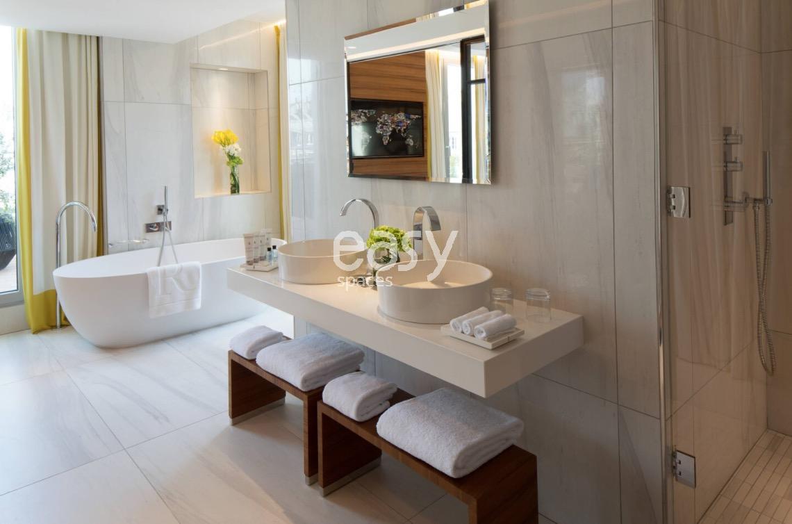 Bathroom rental for photo production in Paris, France with ideal shooting conditions